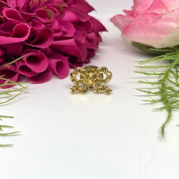Vintage Jewelry - VINTAGE⚜️Golden Ribbon Bow Tied Tack Pin Brooch